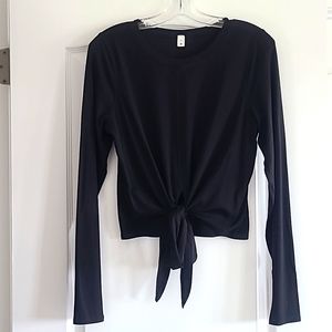 Lululemon long sleeved crop top in black in pristine condition